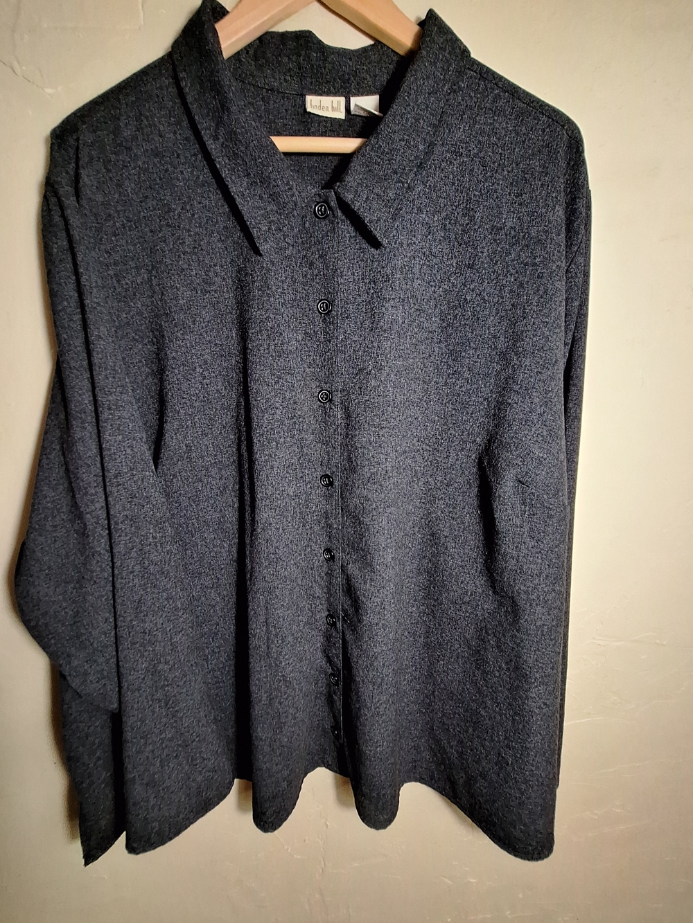 Linden Hill Women's Button-Down Shirt in Charcoal